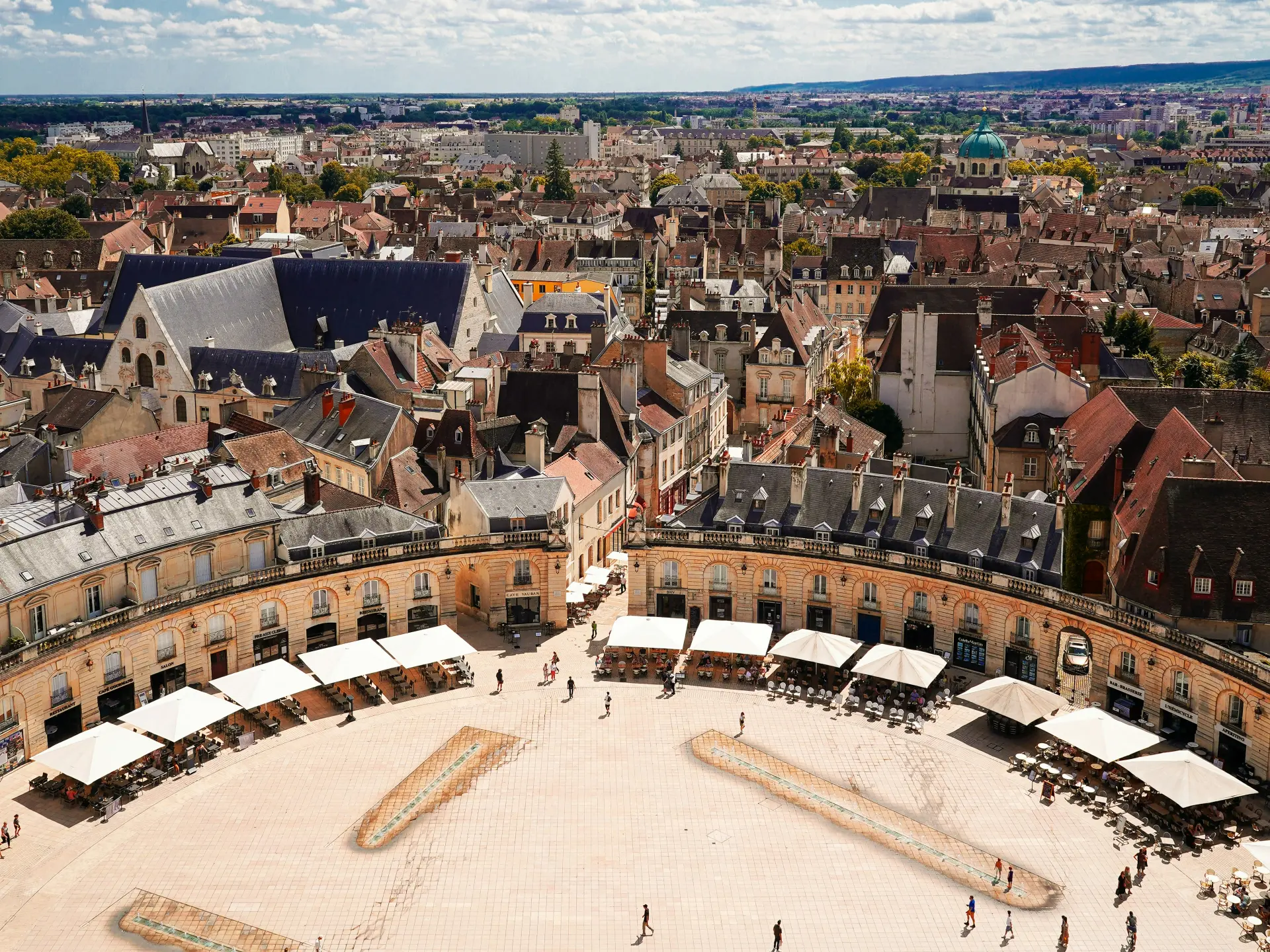 Vue aérienne de la Place de la Libération et du Palais des Ducs de Bourgogne à Dijon